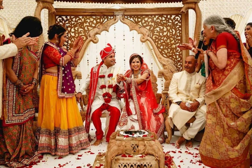 Cómo los multimillonarios ayudan a las novias indias: tradiciones colectivas de bodas en la India