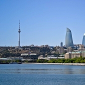 ¿Cómo puede ser una capital petrolera si no hay petrodólares escondidos en los bolsillos, o una ciudad en la costa del Caspio?