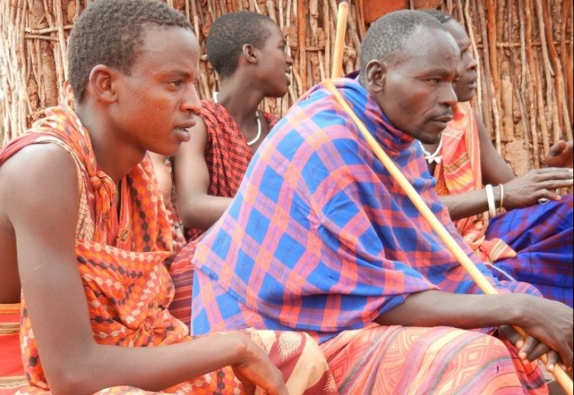 Cómo se comportan los hombres en Kenia el primer mes después del matrimonio y por qué visten ropa de mujer