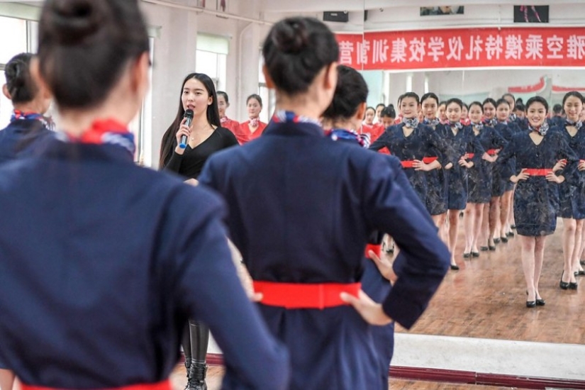 Cómo se enseña a los asistentes de vuelo chinos a sonreír, caminar, pararse y sentarse