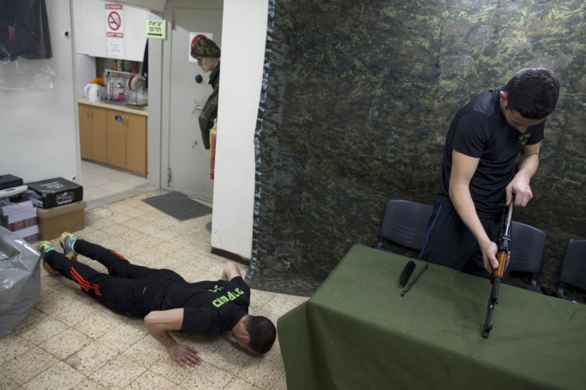 Cómo son los ejercicios militares de los estudiantes de secundaria israelíes