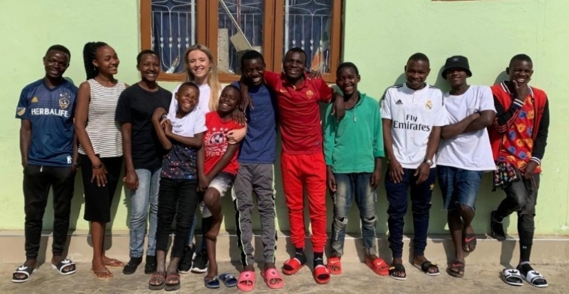Cómo una niña se convirtió en madre de 14 niños después de trabajar en Tanzania