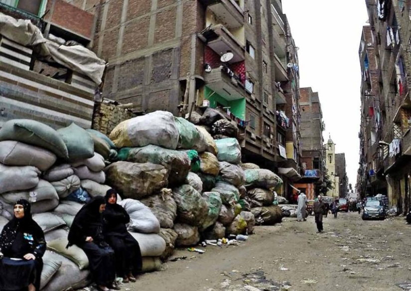 Cómo vive el "imperio de carroñeros" de El Cairo, dictando su voluntad a las autoridades egipcias