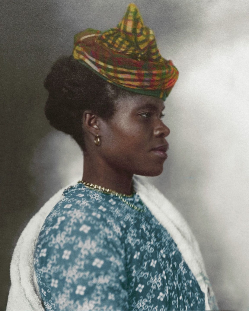 Colored century photographs of immigrants who arrived in the USA, reveal the contrast of cultures