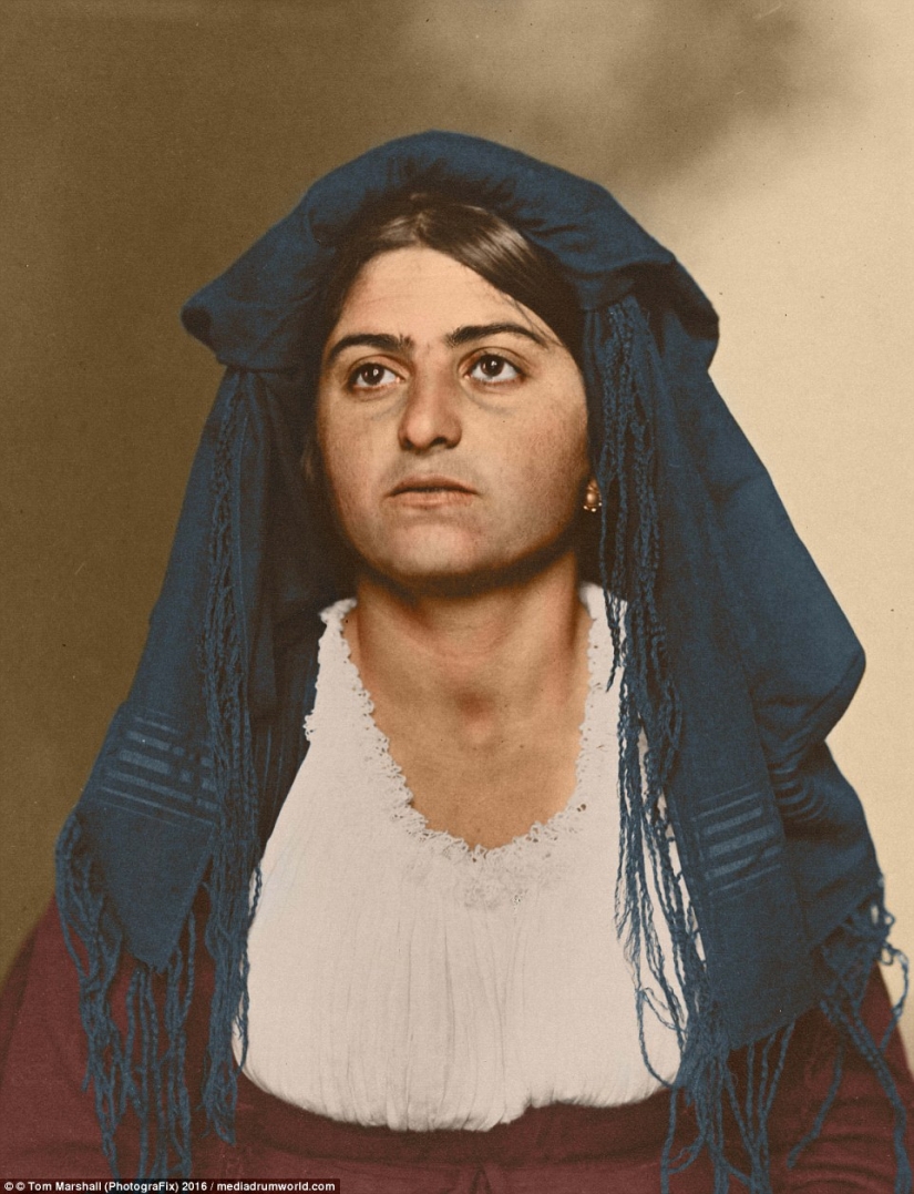 Colored century photographs of immigrants who arrived in the USA, reveal the contrast of cultures