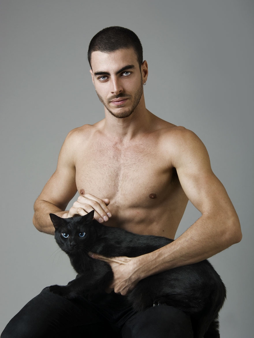 Combo effect: photographer takes hypnotizing pictures of half-naked beauties with cats
