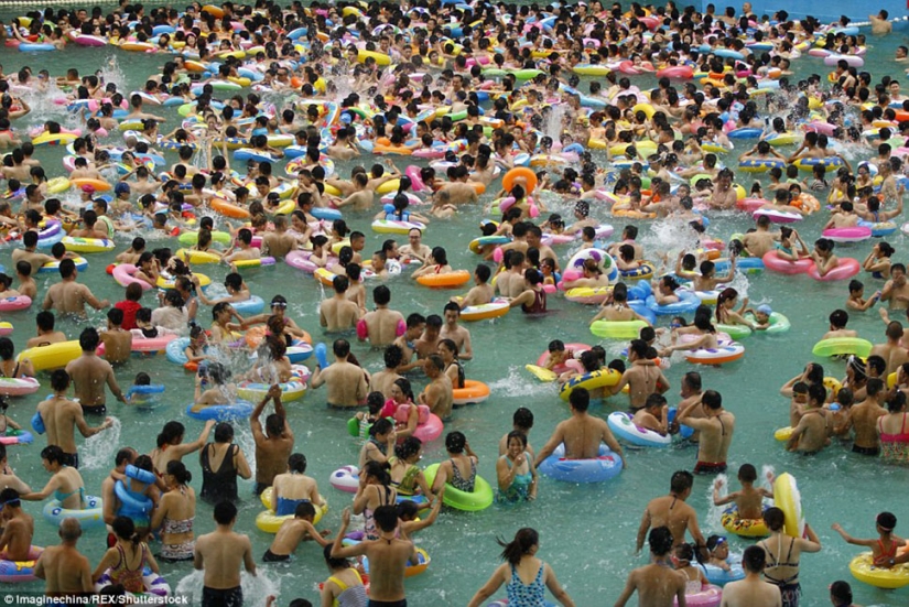 Como arenque en un barril: 10 mil chinos escapan del calor en la piscina más grande
