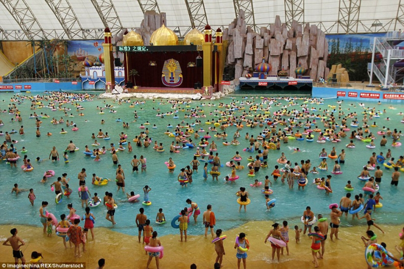 Como arenque en un barril: 10 mil chinos escapan del calor en la piscina más grande