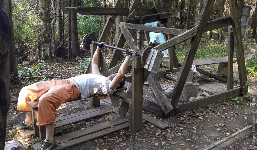 Complejo de poder &quot;Pinocho&quot;: Mecedora de madera en el bosque