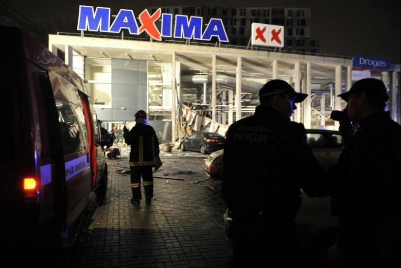 Compras peligrosas: el techo se derrumbó en uno de los centros comerciales de Riga