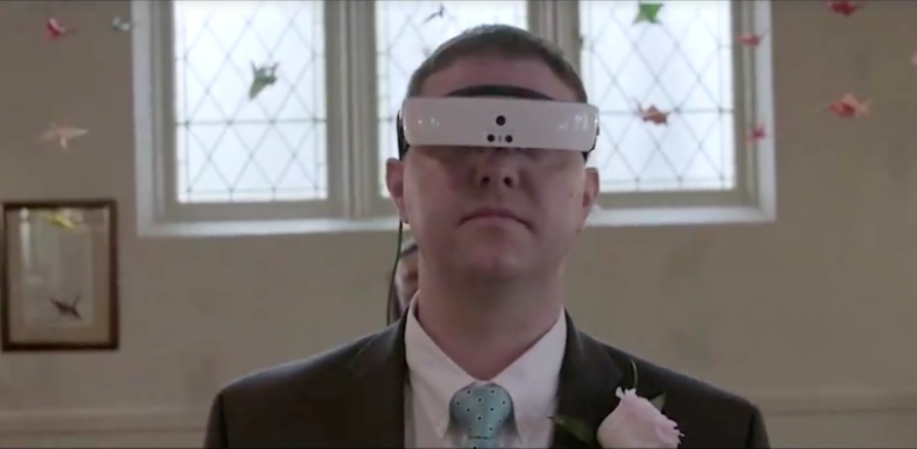 Con la ayuda de gafas inteligentes, un hombre casi ciego pudo ver a su esposa por primera vez
