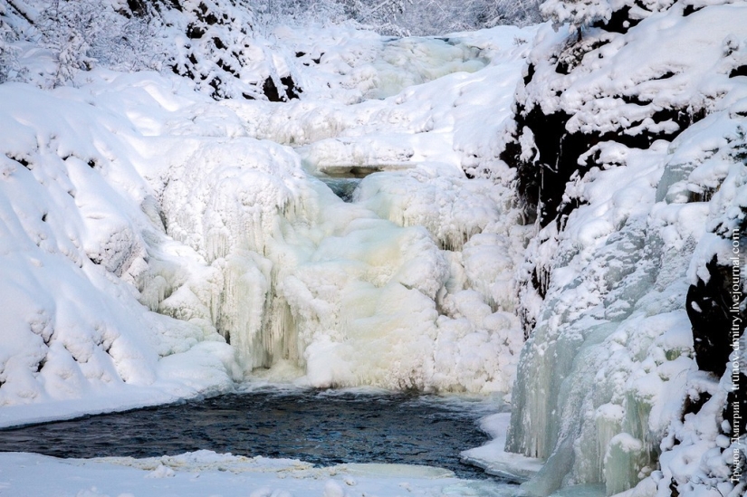 &quot;Congelado, pero no congelado&quot; - Cascada de Kivach en invierno