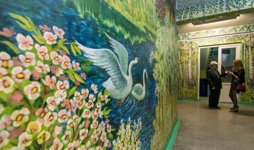 Conserje convierte paredes de escuela en galería de arte