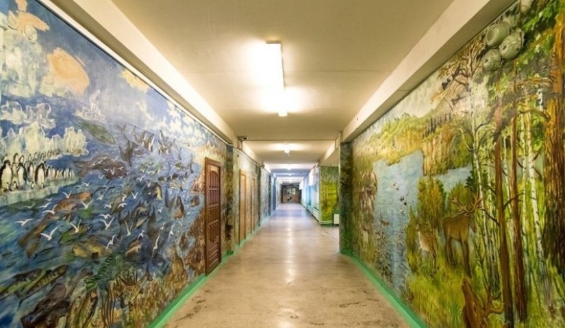 Conserje convierte paredes de escuela en galería de arte
