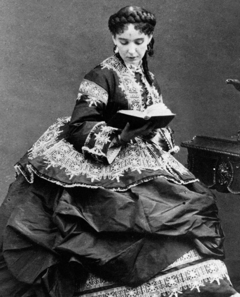 Cora Pearl - a courtesan who was &quot;served&quot; naked on a platter to guests