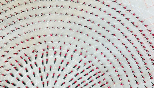Coro de Kung Fu: 30 mil estudiantes de todo el mundo mostraron una clase en el monasterio Shaolin