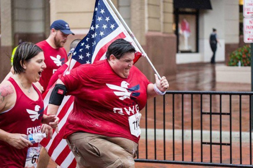 Correr sin parar: un chico que pesa 250 kg inspira a la gente con su ejemplo