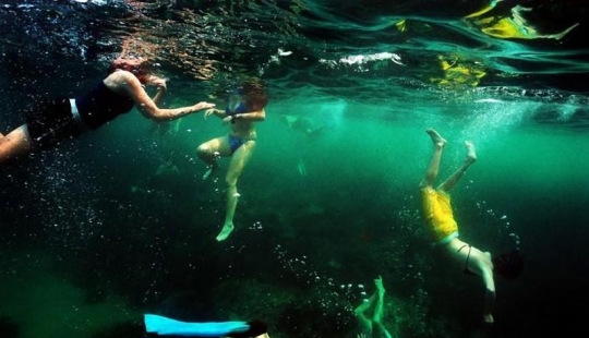 Corriendo bajo las olas Corriendo bajo las olas