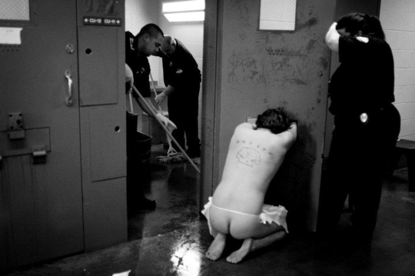 Creepy photos of the mentally ill in an American prison