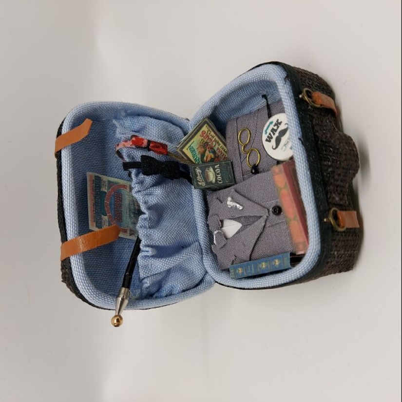 Creo miniaturas, y aquí hay 9 maletas diminutas que representan personajes de libros que amo