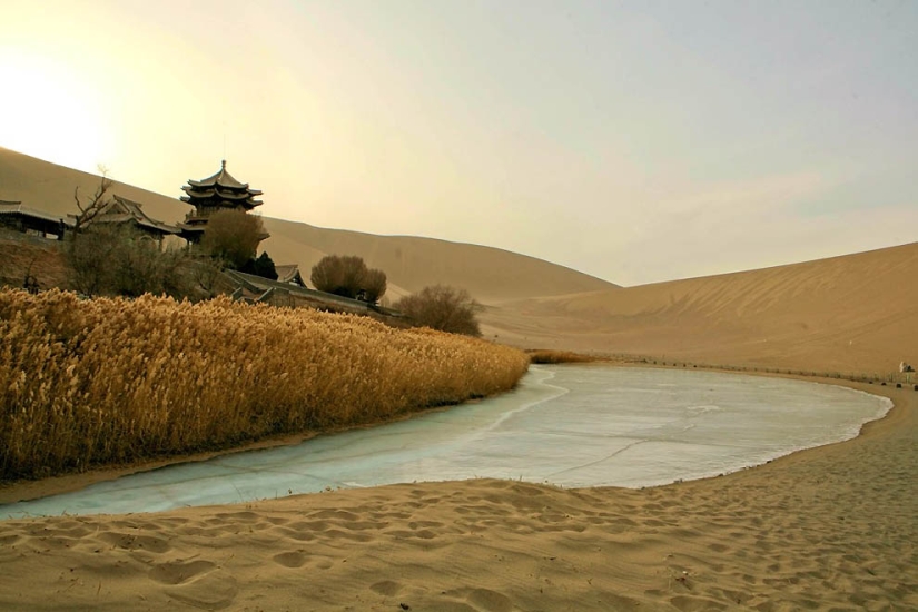 Crescent Lake-un oasis chino en el desierto