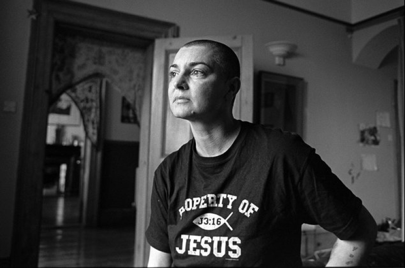 Crying Sinead O'Connor recorded a video message about the fight against depression