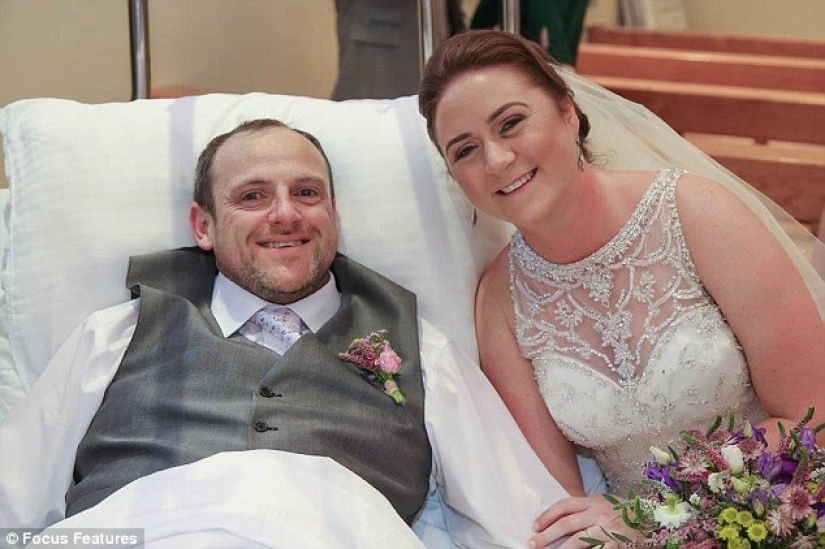Cuando el novio se rompió la pierna, los recién casados cancelaron la ceremonia de 5 50,000 y se casaron en el hospital