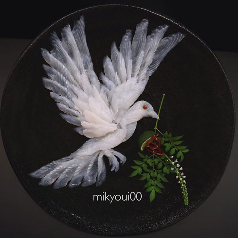 Culinary art plates: Japanese chef turns cutting fish into real masterpieces