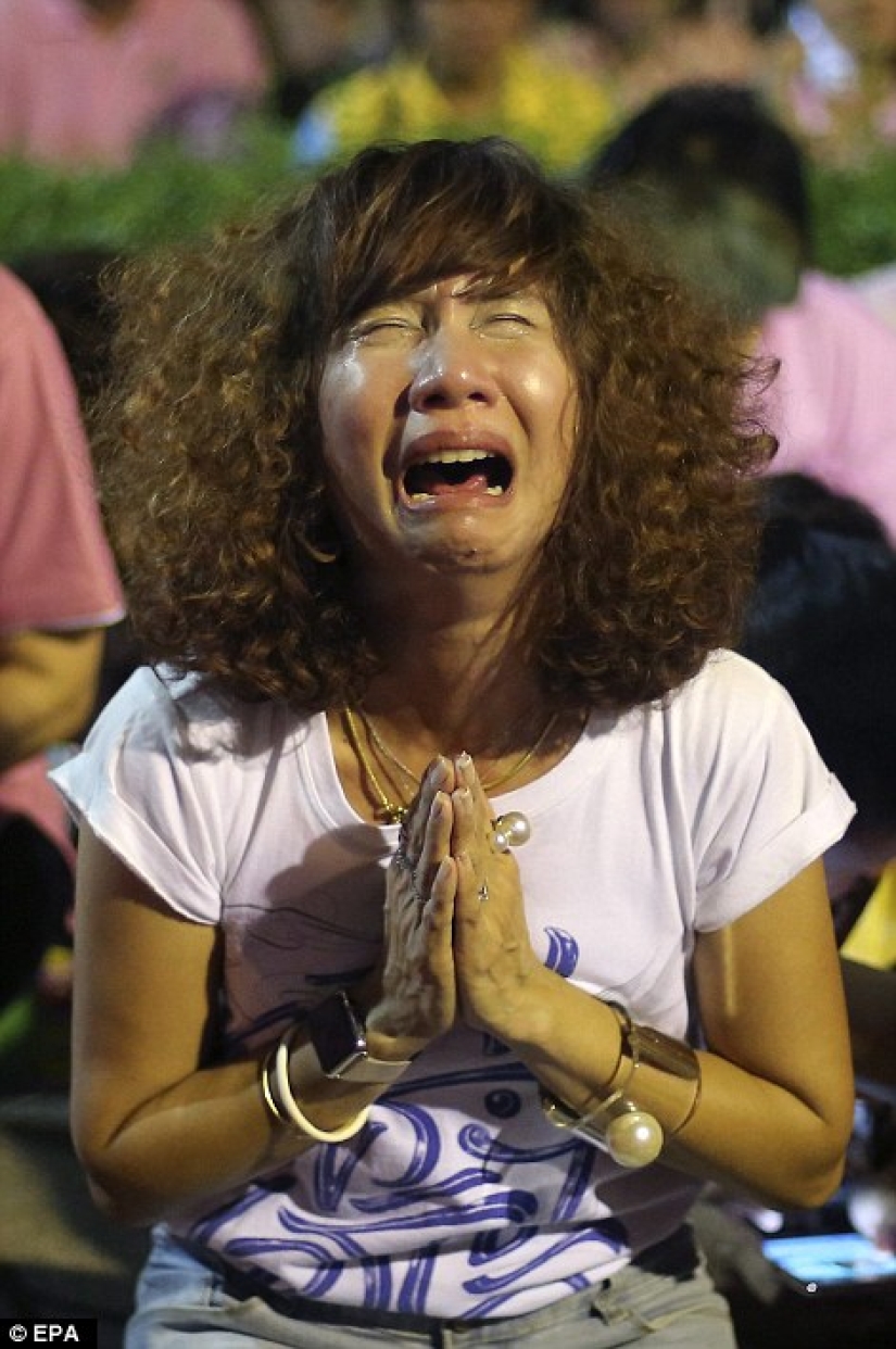 Día lluvioso: residentes tailandeses lloran la muerte de su rey