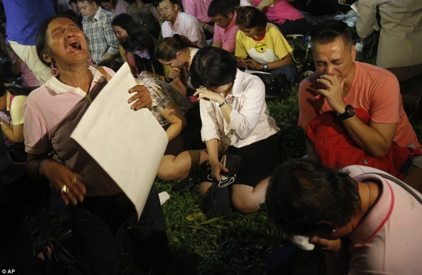 Día lluvioso: residentes tailandeses lloran la muerte de su rey