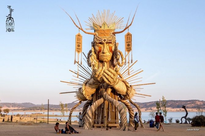Daniel Popper's audiovisual sculptures creating the atmosphere of festivals