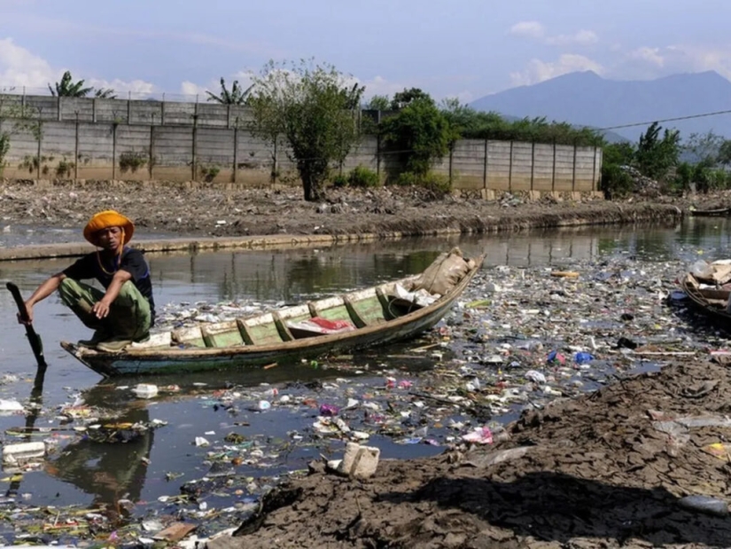 Dead water: what does Chitarum look like - the dirtiest river on the planet