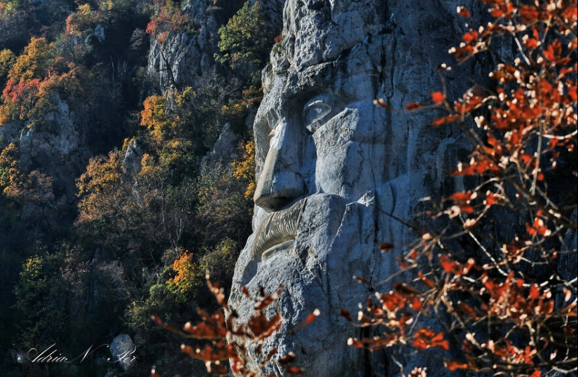 Decebal Rey De Dacia Estatua En Roca, Dacia Era Provincia Antic De Rumania, Se Europa.