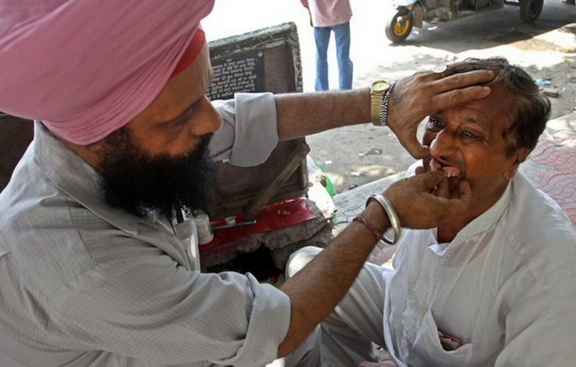 Dentistas callejeros en India: servicio para valientes y no aprensivos