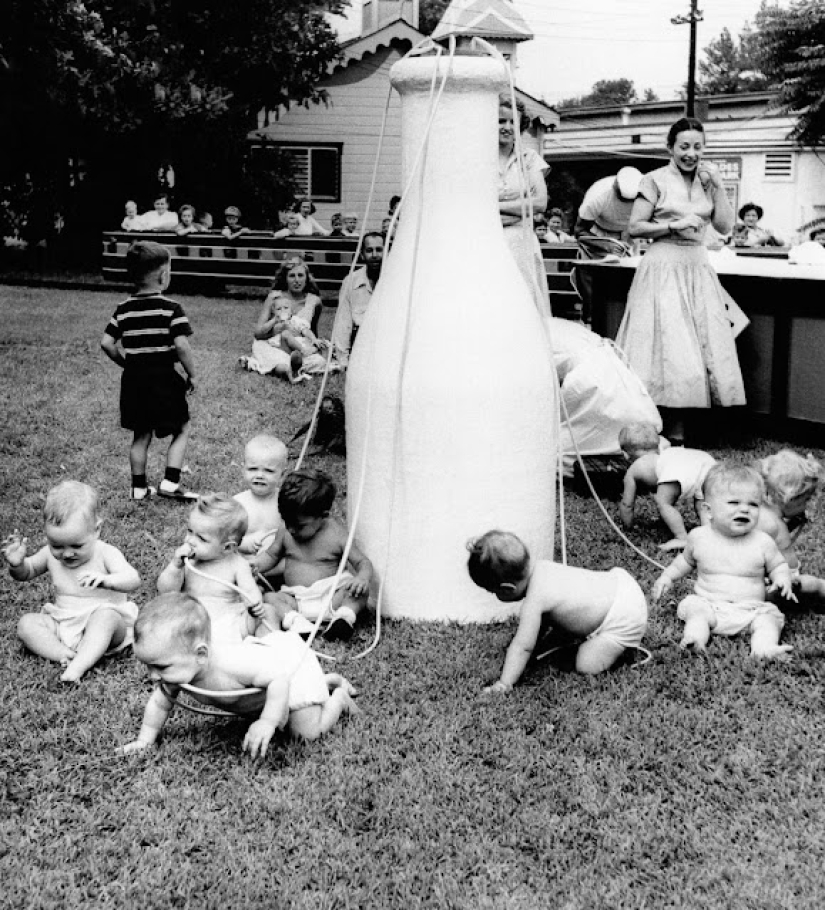 Derby en pañales: cómo eran las carreras retro de bebés que gateaban