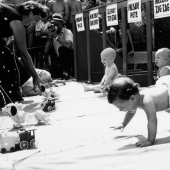 Derby in diapers: how were the retro races of crawling babies