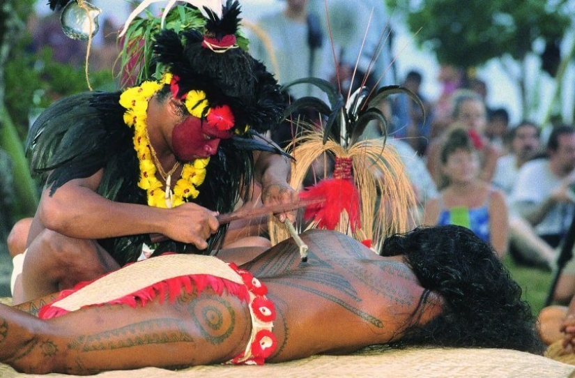 “Deshazte de lo que llena”: cómo las novias en Polinesia conectan con todos los invitados
