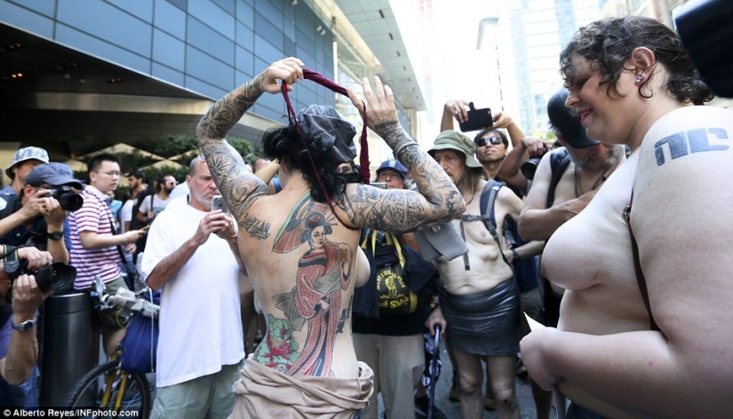Desnudas en la acera: en el" Día del topless", las mujeres estadounidenses salieron a las calles con los senos desnudos en defensa de la igualdad de género
