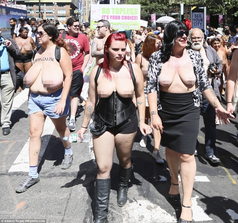 Desnudas en la acera: en el" Día del topless", las mujeres estadounidenses salieron a las calles con los senos desnudos en defensa de la igualdad de género