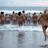 Desnudos: cientos de británicos se bañaron desnudos en el Mar del Norte con fines benéficos