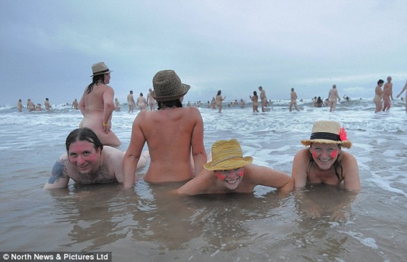 Desnudos: cientos de británicos se bañaron desnudos en el Mar del Norte con fines benéficos