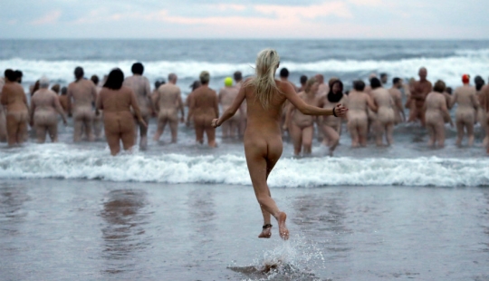 Desnudos: cientos de británicos se bañaron desnudos en el Mar del Norte con fines benéficos