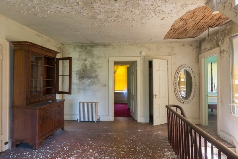 Disappeared feel the great spirit of America: walk through the abandoned old mansion