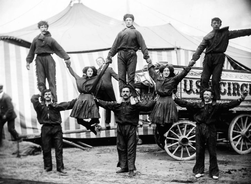 Disfraces extraños, acróbatas y payasos espeluznantes: fotografías de un circo ambulante en 1910
