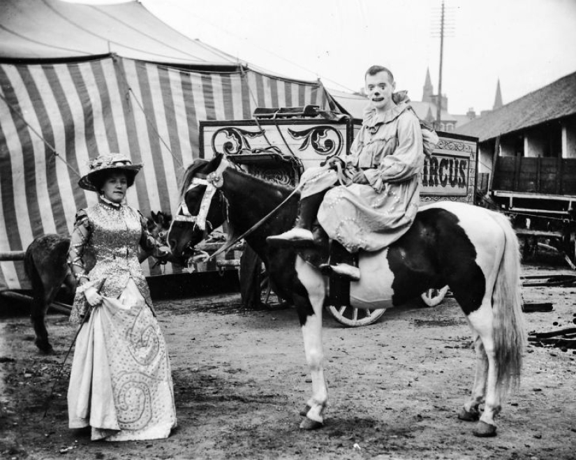 Disfraces extraños, acróbatas y payasos espeluznantes: fotografías de un circo ambulante en 1910