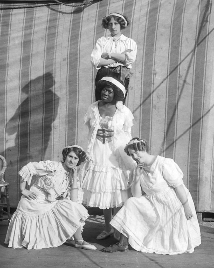 Disfraces extraños, acróbatas y payasos espeluznantes: fotografías de un circo ambulante en 1910