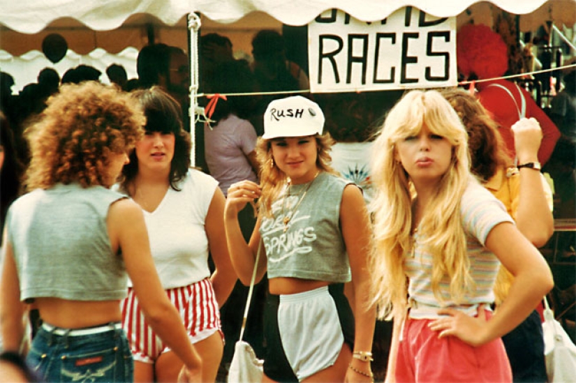 Divertidas y jóvenes mujeres americanas de los 80