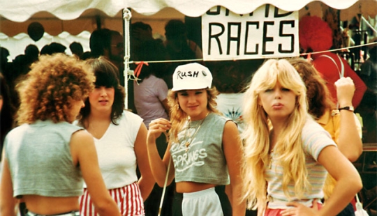 Divertidas y jóvenes mujeres americanas de los 80