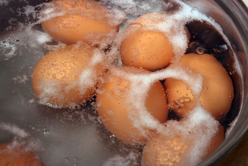 Do not pour out the water in which the eggs were cooked! You'll need it again…