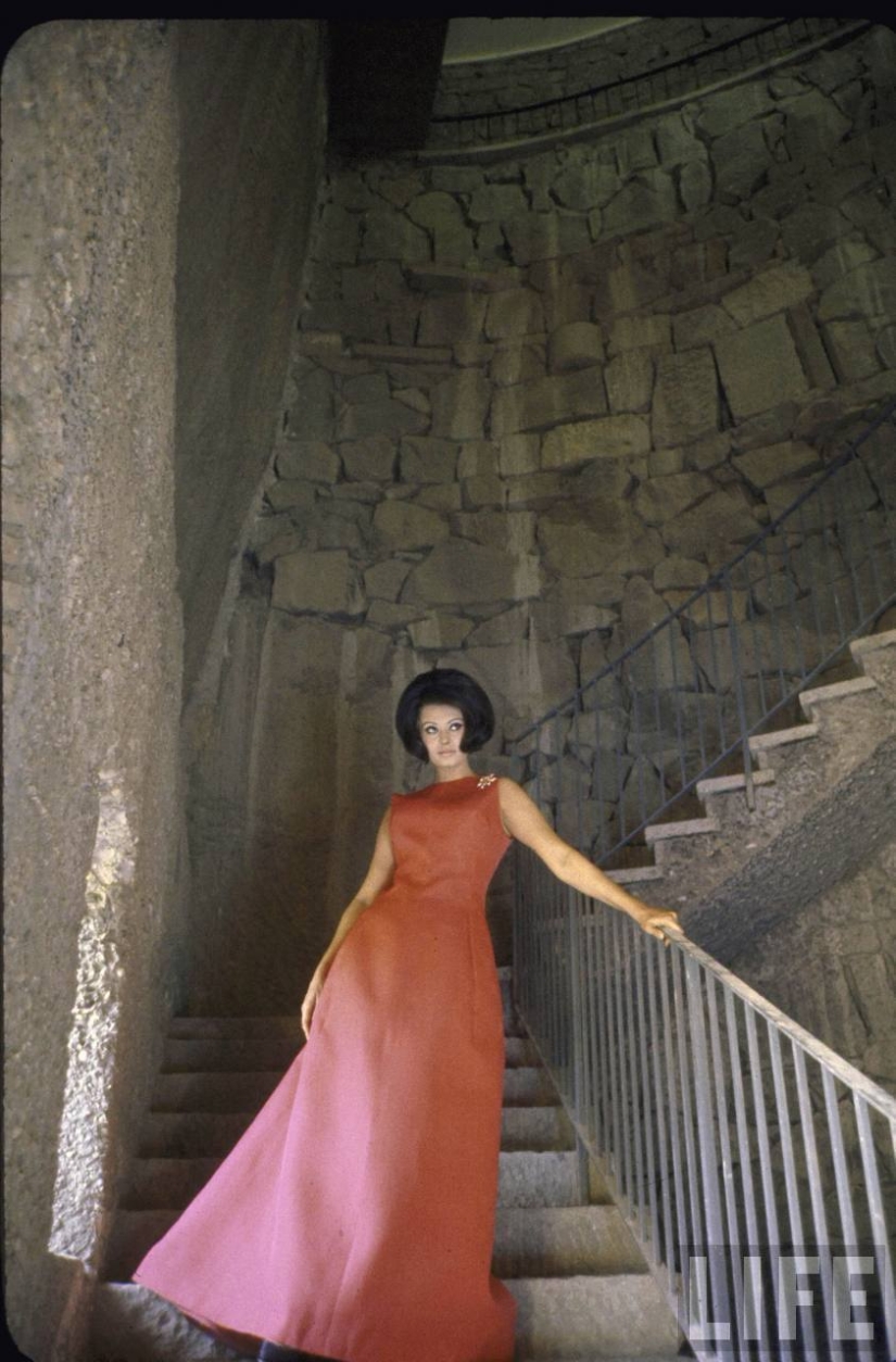 Dolce vita: unknown photos of a young Sophia Loren in a luxury villa